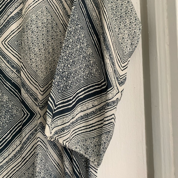 Classy tunic/blouse! - Picture 2 of 5